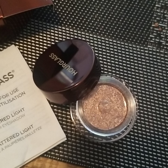 Hourglass eye shadow - Picture 2 of 3